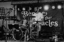 Schlagzeuger von Benjoe and the Miracles während des Live-Auftritts 