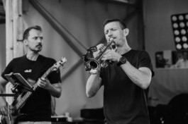 Trompeter und Bassist von Benjoe and the Miracles gemeinsam auf der Bühne 