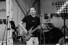 Bassist von Benjoe and the Miracles beim Auftritt auf dem Schwabacher Bürgerfest 