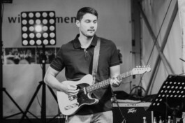 Gitarrist von Benjoe and the Miracles während des Live-Auftritts 