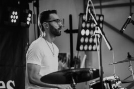 Schlagzeuger von Benjoe and the Miracles konzentriert während des Live-Auftritts 