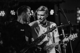 Bassist und Gitarrist von Benjoe and the Miracles spielen gemeinsam auf der Bühne 