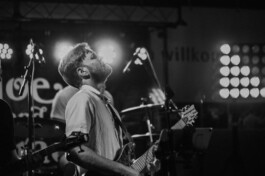 Gitarrist von Benjoe and the Miracles im Scheinwerferlicht während des Konzerts 