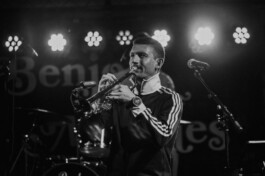 Trompeter von Benjoe and the Miracles beim abendlichen Live-Auftritt 