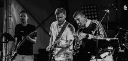 Bassist, Gitarrist und Trompeter von Benjoe and the Miracles gemeinsam auf der Bühne